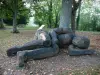布尔博奈地区韦尔纳伊 - 睡觉巨人（木雕）在树的脚，在la Motte Coquet