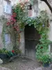 布尔博奈地区韦尔纳伊 - 用植物装饰的房子的门（入口）