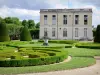 布赫日城堡 - 城堡和法国花园的立面;在Bouges-le-Château镇