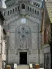 的Domfront - 新拜占庭风格的圣朱利安教堂的正面和中世纪城市的房屋