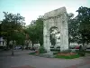 艾克斯 -  les-Bains的 - Campanus拱门（罗马痕迹）和它的地方用树木装饰