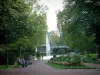 艾克斯 -  les-Bains的 - 花卉公园与树木，人行道，长椅，喷射池，草坪，鲜花，植物和绿色剧院