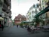 艾克斯 -  les-Bains的 - 有咖啡馆大阳台，商店和大厦的步行街道