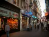 艾克斯 -  les-Bains的 - 有咖啡馆大阳台，商店和房子的步行街道