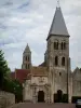 莫恩瓦尔教堂 - 有它的钟楼的修道院教会和其中一个塔