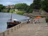 贝尔热拉克 - 河（多尔多涅省）和旧港口与码头在gabarre（驳船）漫步