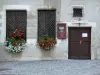 锡乌勒河畔圣普尔桑 - Vine and Terroir博物馆（法警之家）的正面，窗户装饰着鲜花