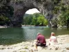 阿尔代什峡谷 - 度假者在阿尔代什（Ardèche）欣赏Pont d'Arc（天然拱门）