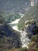 阿尔代什峡谷 - 绿叶包围的Ardèche河的看法