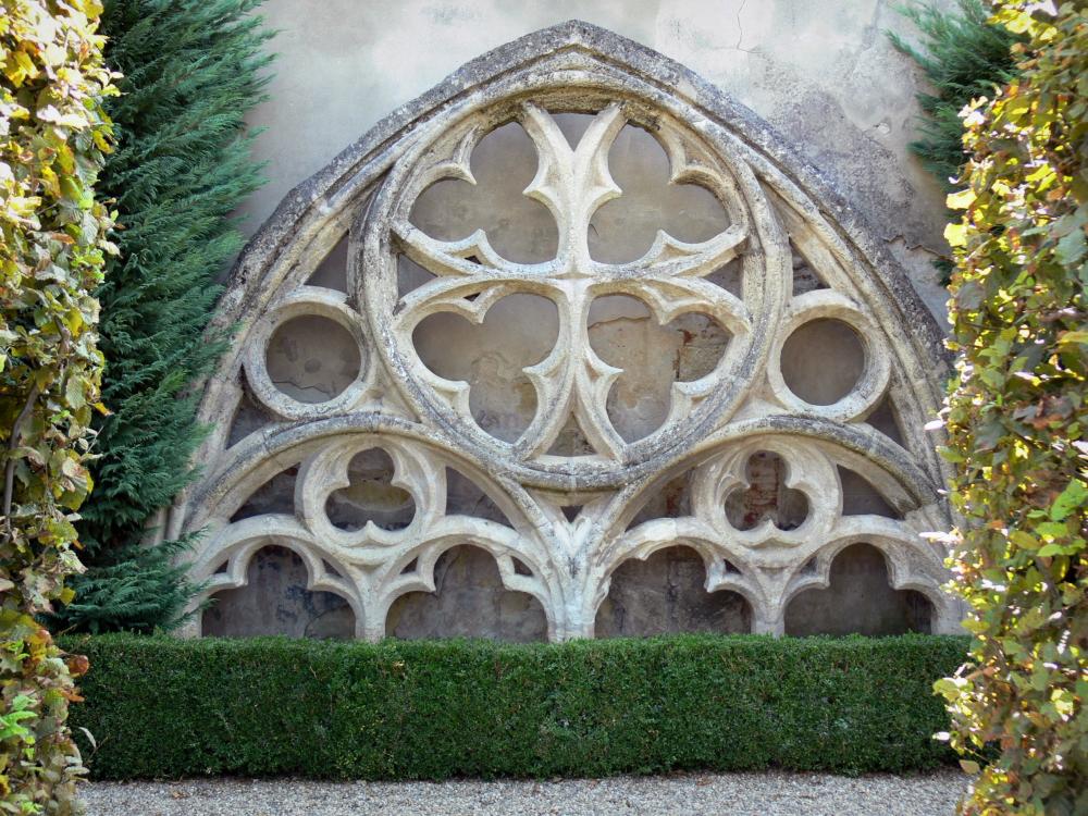 雕像(雕塑)在巴黎圣母院修道院的法国花园里 哥特式填充在notre-dame