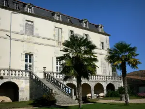 Abadía de Bassac - Edificio del convento, jardín con palmeras