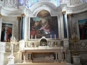 Abadía de Bassac - Dentro de la iglesia de la abadía de Saint-Etienne: coro, retablo del altar, las pinturas