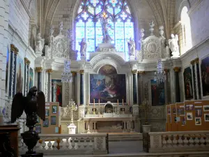 Abadía de Bassac - Dentro de la iglesia de la abadía de Saint-Etienne: el coro, el águila-atril, retablo del altar, las pinturas