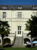 Abadía de Bassac - Convento del edificio (fachada y escaleras) y la palma