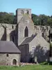 Abadía de Hambye - Abadía de la iglesia y su torre cuadrada, edificios conventuales, césped y árboles