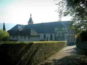 Abadía de Hautecombe - Acera que lleva a la abadía real