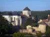 Abadía de Nouaillé-Maupertuis - Abadía de Saint-Junien (antigua abadía benedictina): La iglesia abacial y su campanario, los edificios conventuales, muros, torres, fosos (Miosson río) y los árboles