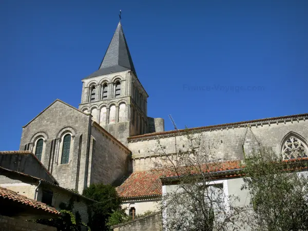 Abadía de Saint-Amant-de-Boixe - Campanario de la iglesia de la abadía