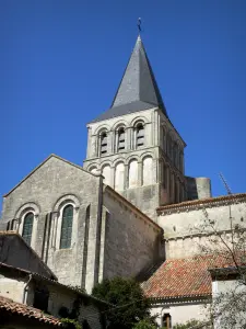 Abadía de Saint-Amant-de-Boixe - Campanario de la iglesia de la abadía