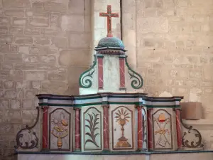 Abadía de Saint-Amant-de-Boixe - Dentro de la iglesia de la abadía: el altar