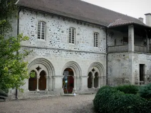 Abadía de Saint-Gilbert - Fachada de la sala capitular de la Abadía de San Neuffonts Gilbert, en la ciudad de Saint-Didier-la-Foret