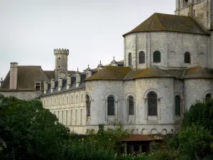Abadía de Saint-Savin - Ábside de la iglesia de la abadía y los edificios monásticos
