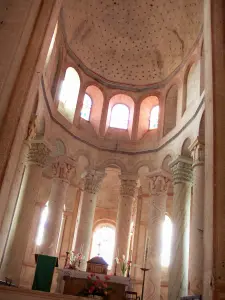 Abadía de Saint-Savin - Dentro de la iglesia de la abadía: el coro, con sus columnas con capiteles esculpidos