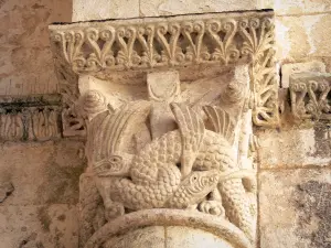 Abadía de La Sauve-Majeure - Capiteles de la iglesia abacial entrelazados áspides