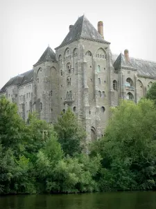 Abadía de Solesmes - Abadía benedictina de Saint-Pierre de Solesmes edificios del monasterio y zonas verdes en las orillas del río Sarthe (Sarthe valle)