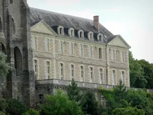 Abadía de Solesmes - Abadía benedictina de Saint-Pierre de Solesmes frente al convento
