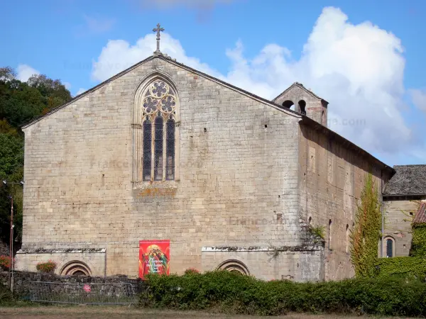 Abadía de Sylvanès - Antigua abadía cisterciense - Cultural Centre: La iglesia abacial, en el Parque Natural Regional de Causses