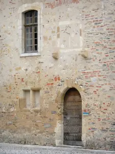 Abbaye d'Arthous - Abbaye Sainte-Marie Arthous: deur met daarboven een zonnewijzer