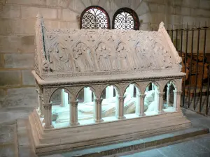 Abbaye d'Aubazine - Intérieur de l'église abbatiale : tombeau de saint Étienne d'Obazine