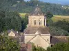Abbaye d'Aubazine - Clocher octogonal de l'église abbatiale cistercienne dans un cadre de verdure