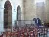 Abbaye d'Aubazine - Intérieur de l'église abbatiale : vue sur le tombeau de saint Étienne d'Obazine