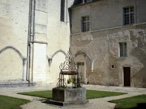 Abbaye de Bassac - Ancien cloître agrémenté d'un puits
