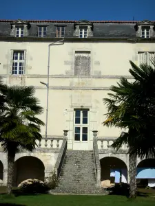 Abbaye de Bassac - Bâtiment conventuel (façade et escalier) et palmiers