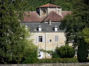 Abbaye de Beaulieu-en-Rouergue - Ancienne abbaye cistercienne (centre d'art contemporain) : bâtiment abbatial et clocher de l'église abbatiale entourés de verdure