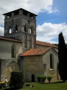 Abbaye de Chancelade - Église, cyprès et nuages dans le ciel bleu