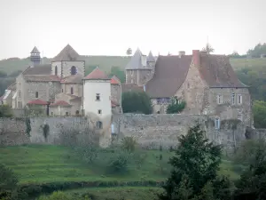 Abbaye de Chantelle - Vue sur l'abbaye bénédictine Saint-Vincent, avec son église romane Saint-Vincent, ses bâtiments monastiques et ses remparts, dominant les gorges de la Bouble