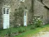 Abbaye de Clairmont - Abbaye cistercienne Notre-Dame de Clairmont (ou Clermont) : bâtiment des pères et rosiers en fleurs