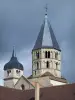 Abbaye de Cluny - Abbaye bénédictine : clocher de l'Eau Bénite (à droite) et tour de l'Horloge (vestiges de l'église abbatiale Saint-Pierre-et-Saint-Paul)