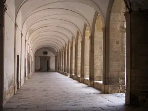 Abbaye de Cluny - Abbaye bénédictine : galerie du grand cloître