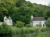 Abbaye de Fontaine-Guérard - Abbaye Notre-Dame de Fontaine-Guérard : bâtiment des moniales et chapelle Saint-Michel, dans un cadre de verdure, au bord de la rivière Andelle ; sur la commune de Radepont