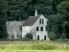 Abbaye de Fontaine-Guérard - Abbaye Notre-Dame de Fontaine-Guérard : bâtiment des moniales et ruines de l'église abbatiale, dans un cadre de verdure ; sur la commune de Radepont