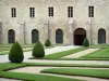 Abbaye de Fontenay - Jardin à la française et façade du bâtiment des moines