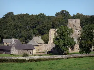 Abbaye de Hambye - Clocher carré de l'église abbatiale, bâtiments conventuels, pelouse et arbres