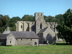 Abbaye de Hambye - Église abbatiale, bâtiments conventuels, pelouse et arbres