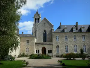 Abbaye d'Igny - Abbaye Notre-Dame d'Igny avec son église abbatiale, à Arcis-le-Ponsart