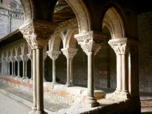 Abbaye de Moissac - Abbaye Saint-Pierre de Moissac : colonnes aux chapiteaux sculptés du cloître roman